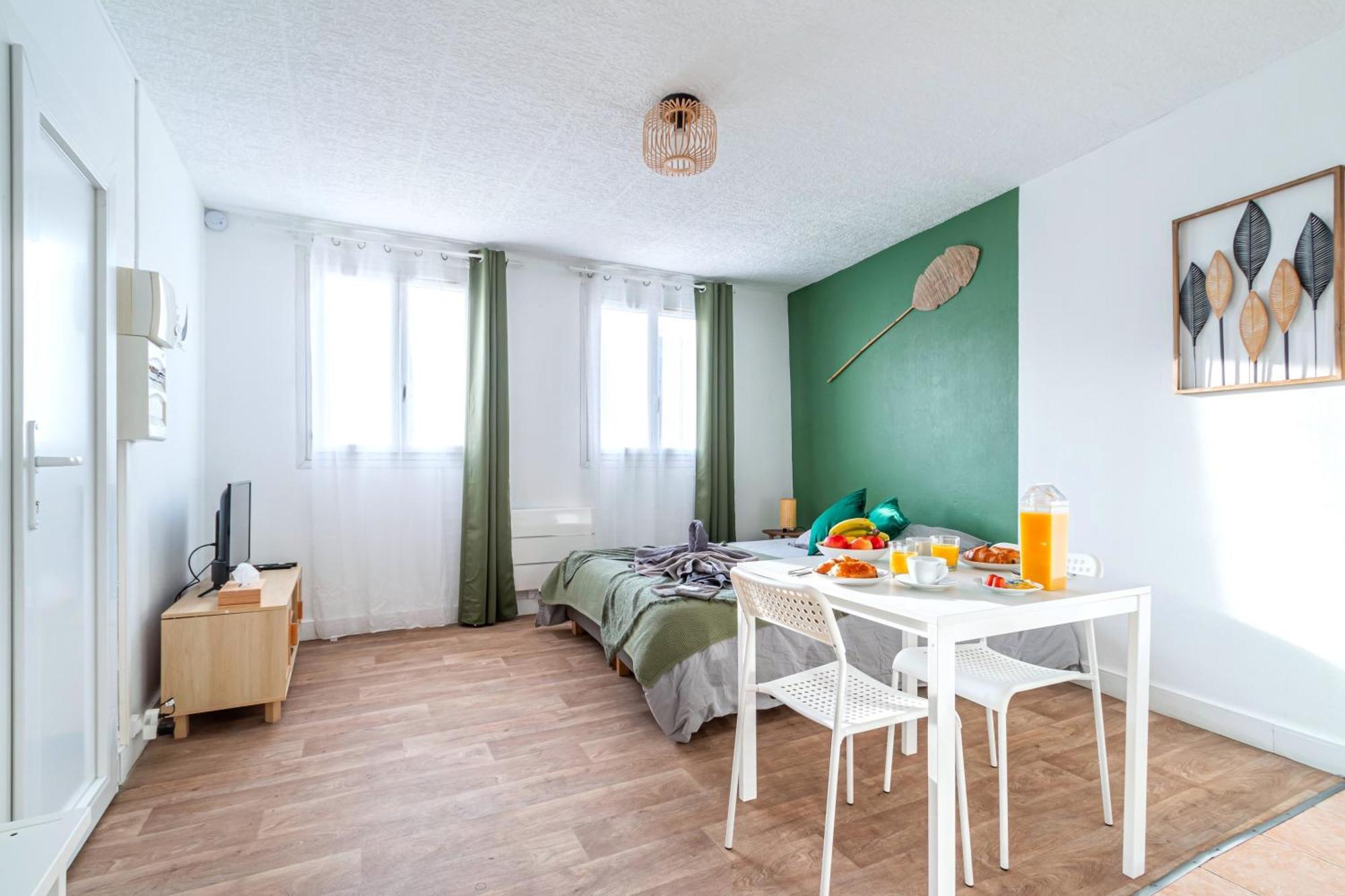 Nuiteejour Versailles Cyr L'ecole Apartment Saint-Cyr-l'Ecole